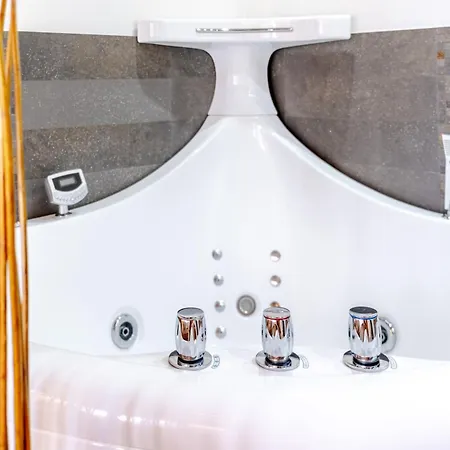 Le Vertical - Chalet5*, Sauna, Jacuzzi, Billard, Balneo, Massage, Pistes A 150 M *